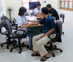 Các y, bác sỹ tại cơ sở điều trị Methadone thành phố Hoà Bình khám, điều trị cho bệnh nhân.